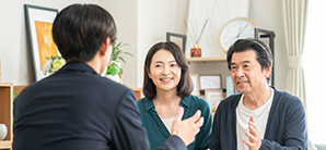 老夫婦が相続について相談をしている様子